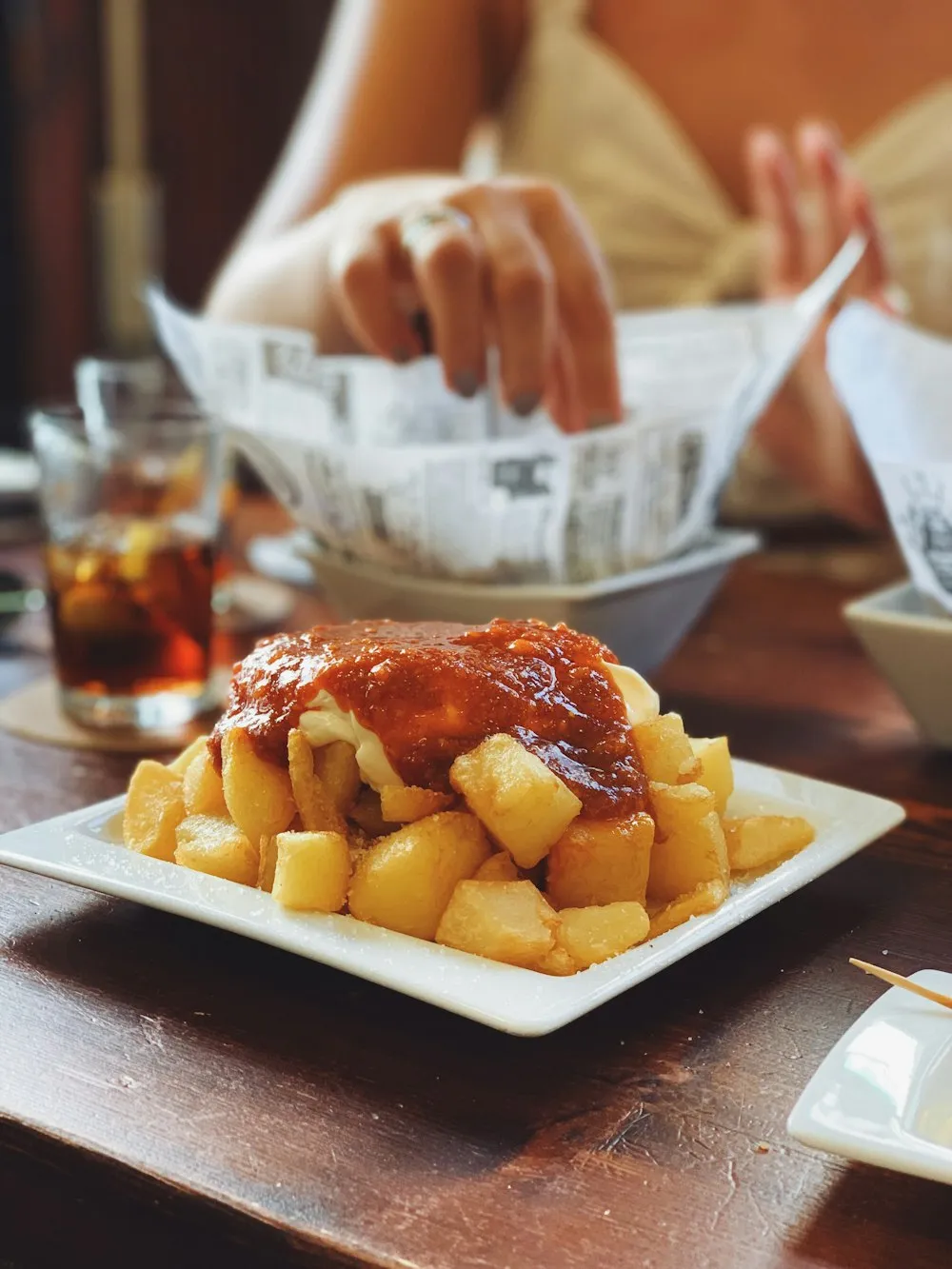 Patatas bravas Cañas y Tapas con alioli y kimchi