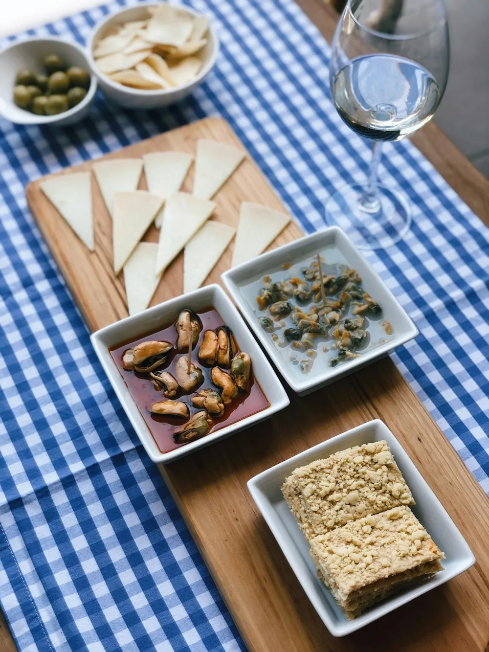 Surtido de ibéricos y quesos con encurtidos