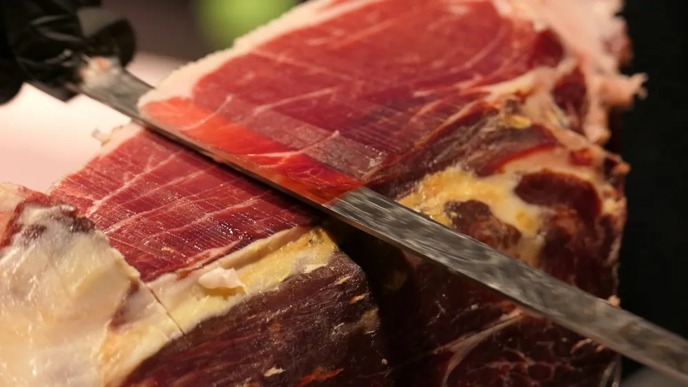 Secreto ibérico con jamón cortado a cuchillo