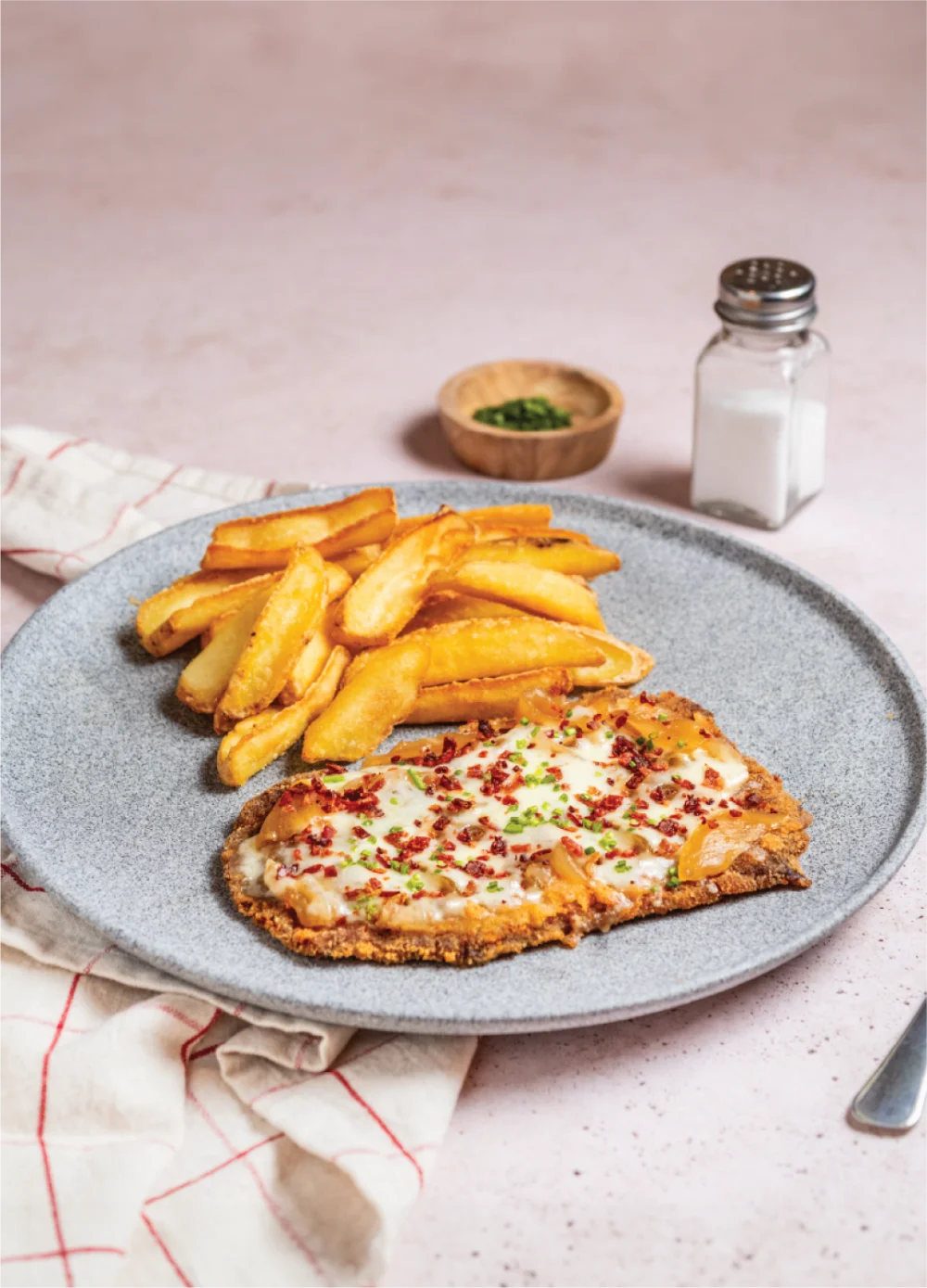 Milanesa de ternera con provolone fundido, bacon y cebolla caramelizada