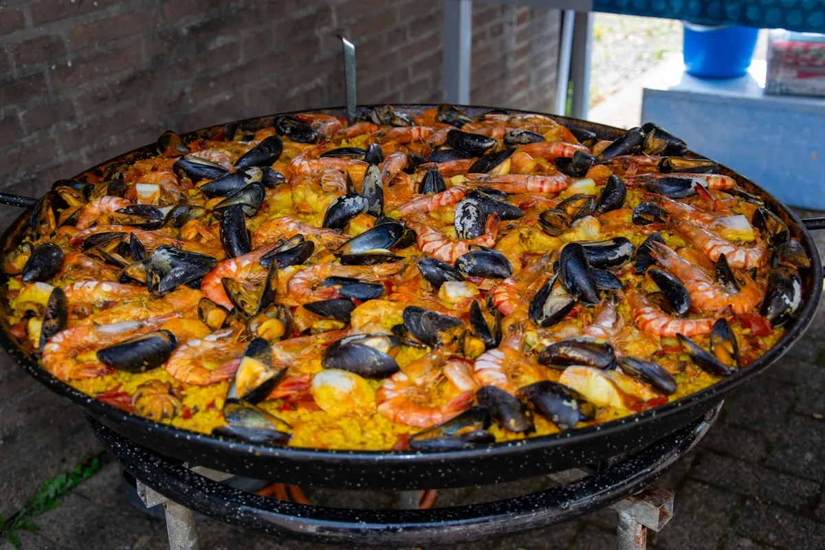 Paella mixta recién hecha