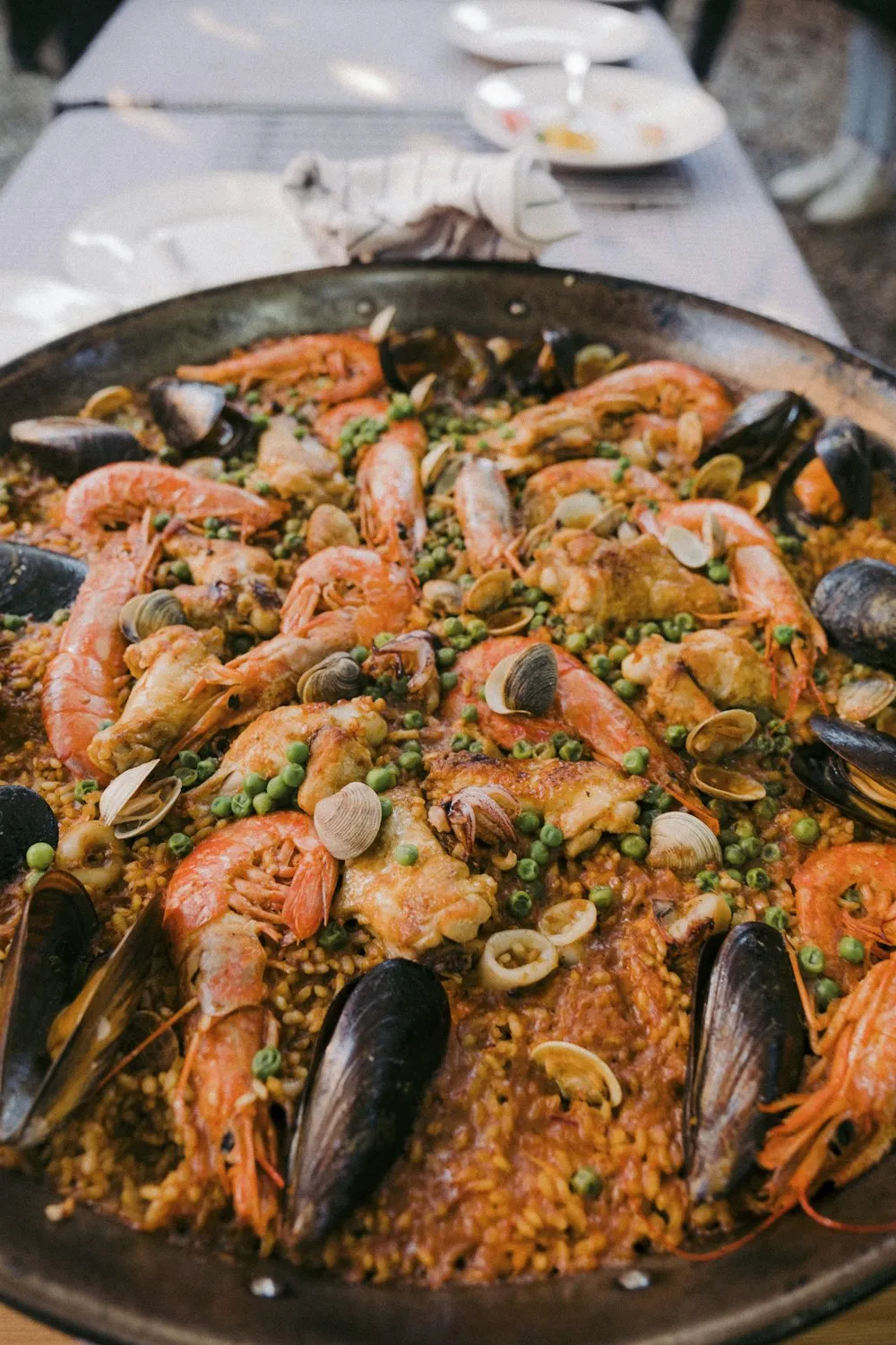 Paella de mariscos con langostinos y mejillones