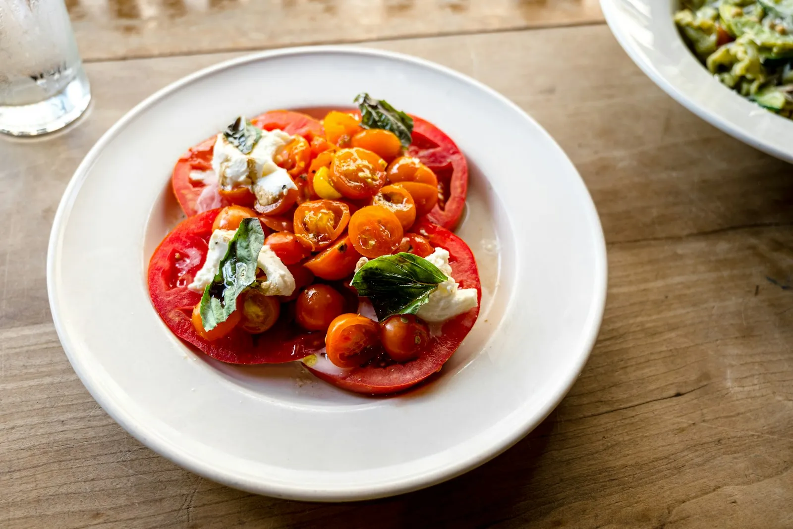 Ensalada de tomate rosa con aceite de oliva