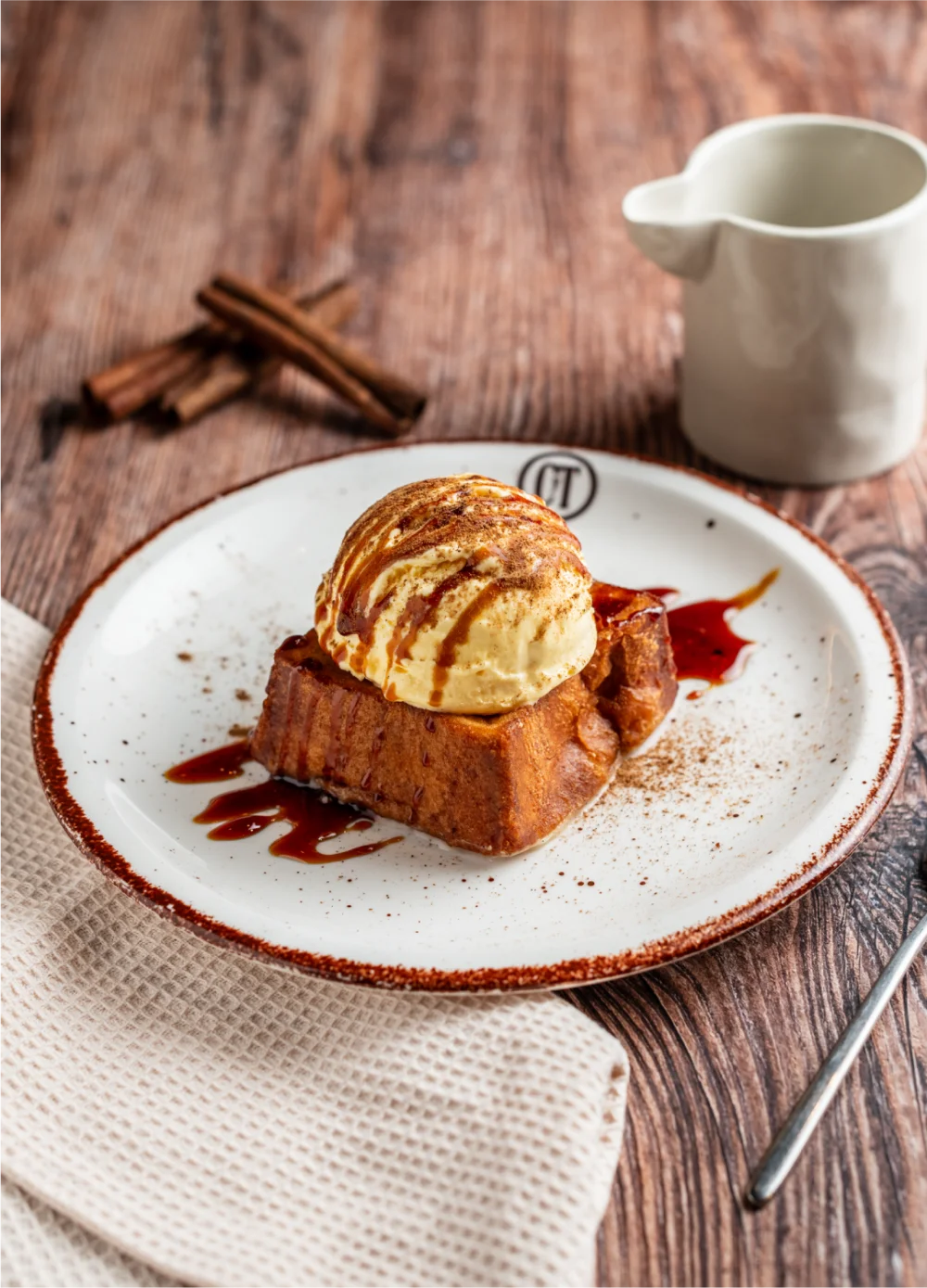 Torrija de tres leches caramelizada con helado